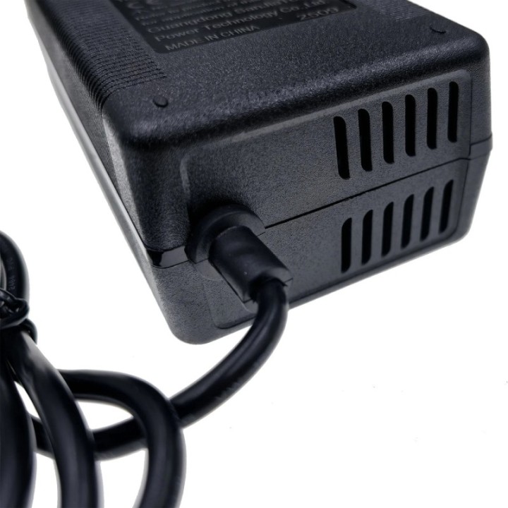 Cargador de batería 63V 2A para batería Li-ion 15S 18650 con conector