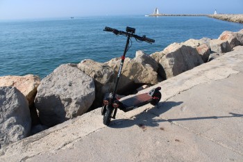 Découvrez la trottinette électrique Whenspeed EverCharge, un modèle robuste et performant. Avec son design moderne et ses fon