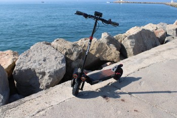 Découvrez la trottinette électrique Whenspeed EverCharge, un modèle robuste et performant. Avec son design moderne et ses fon