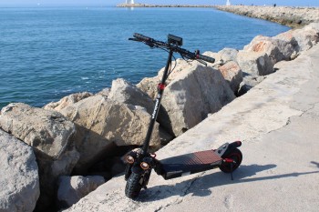 Découvrez la trottinette électrique Whenspeed EverCharge, un modèle robuste et performant. Avec son design moderne et ses fon