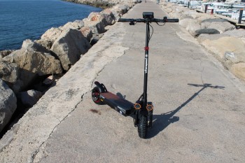 Découvrez la trottinette électrique Whenspeed EverCharge, un modèle robuste et performant. Avec son design moderne et ses fon