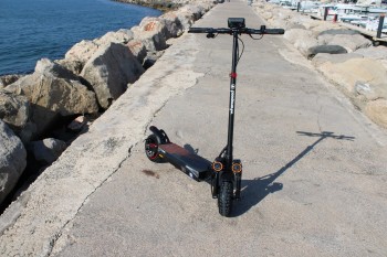 Découvrez la trottinette électrique Whenspeed EverCharge, un modèle robuste et performant. Avec son design moderne et ses fon